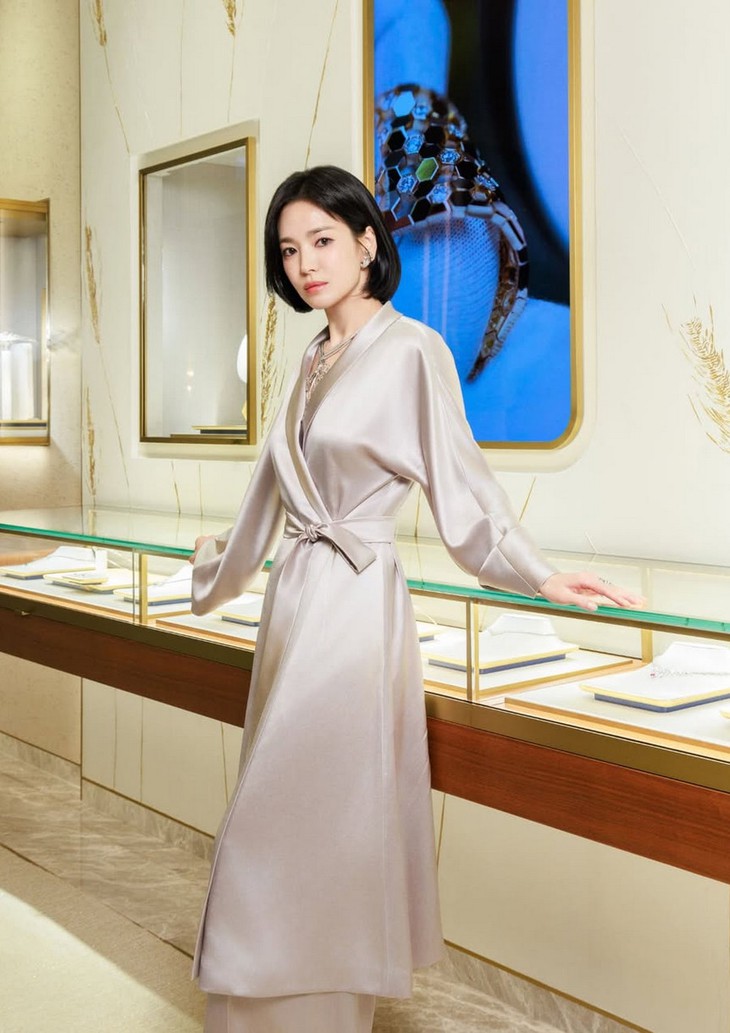 8 phong cách thời trang của Song Hye Kyo, khẳng định vị thế nữ hoàng tối giản thanh lịch - Ảnh 6.