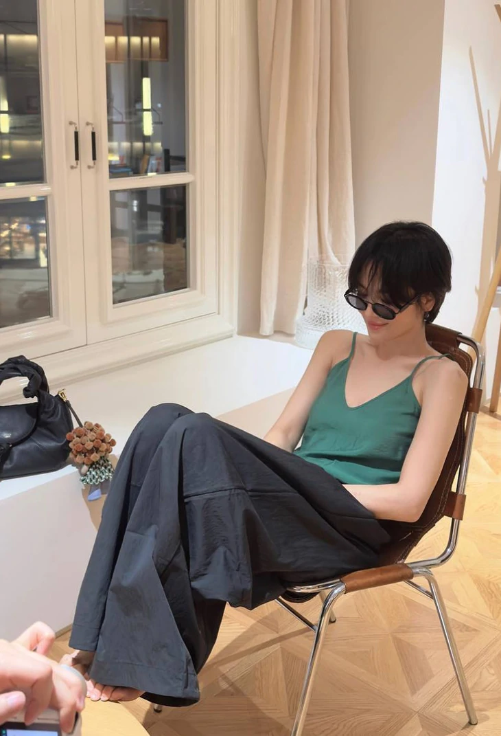 8 phong cách thời trang của Song Hye Kyo, khẳng định vị thế nữ hoàng tối giản thanh lịch - Ảnh 5.