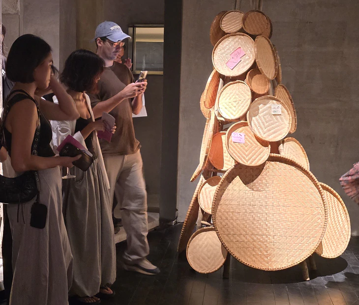 Triển lãm Mẹ Là _Mother Installation: 'cây roi mây' và 'chiến binh' - Ảnh 3.