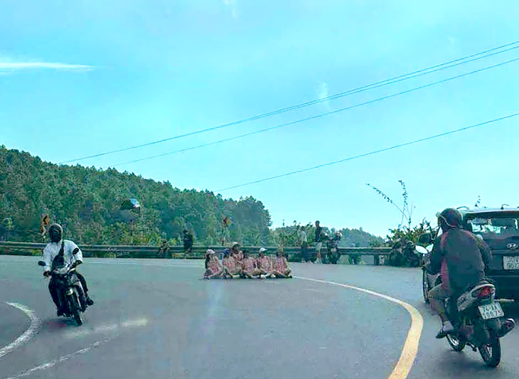 Xác minh vụ 6 phụ nữ ngồi bệt giữa khúc cua nguy hiểm trên đèo Hải Vân để chụp hình - Ảnh 2.