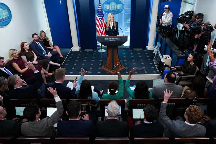 Vì sao thư ký báo chí mới của ông Trump mất chức chỉ sau 5 ngày? - Ảnh 2.