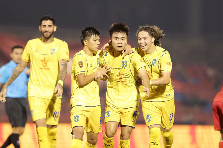 Sông Lam Nghệ An đánh rơi chiến thắng trước Hồng Lĩnh Hà Tĩnh trong trận derby Nghệ Tĩnh - Ảnh 1.