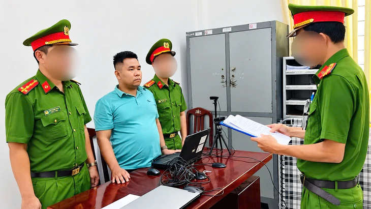 Khởi tố người đàn ông chạy xe máy ngược chiều còn bóp cổ, đánh tài xế ô tô nhập viện - Ảnh 1.