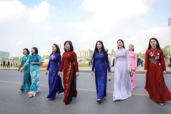 Lãnh đạo Đảng, Nhà nước, đại biểu Quốc hội vào lăng viếng Chủ tịch Hồ Chí Minh - Ảnh 7.