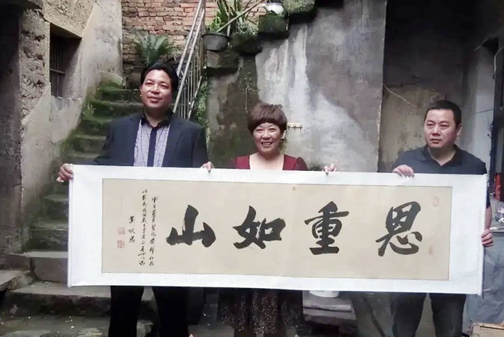 Cho cậu bé ăn xin ít tiền, 20 năm sau nhận lại gần 4 tỉ đồng - Ảnh 1.