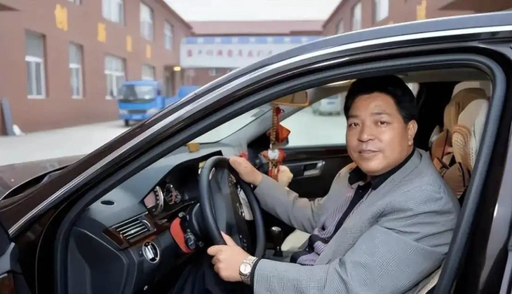 Cho cậu bé ăn xin ít tiền, 20 năm sau nhận lại gần 4 tỉ đồng - Ảnh 2.
