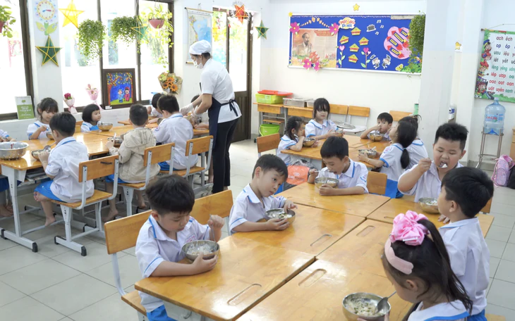 Đề xuất quy định phụ huynh giám sát bữa ăn bán trú không gây cản trở - Ảnh 3.