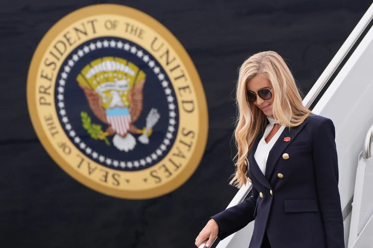Vì sao thư ký báo chí mới của ông Trump mất chức chỉ sau 5 ngày? - Ảnh 1.