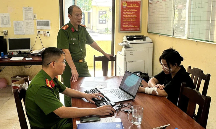 Hoàng Thị Hương (35 tuổi, trú tại xã Yên Lập) bị Công an tỉnh Phú Thọ khởi tố về tội gây rối trật tự công cộng. - Ảnh 3.