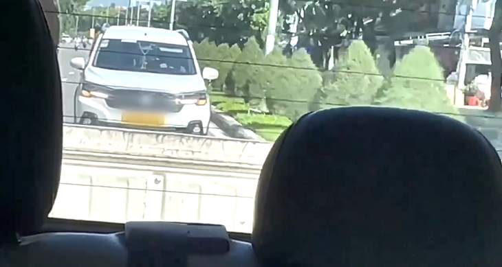 Cảnh sát giao thông Đà Nẵng dùng xe đặc chủng dẫn đường 20km đưa người đột quỵ ở Huế đi cấp cứu - Ảnh 1.