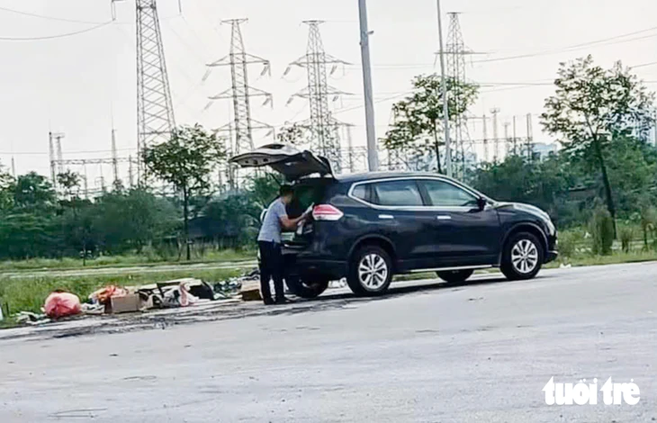 Người đàn ông lái ô tô đi đổ rác, cư dân mạng bức xúc - Ảnh 1.