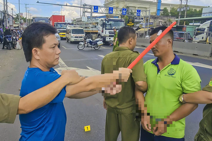 Tạm giữ khẩn cấp hai tài xế đánh nhau trên quốc lộ 51 - Ảnh 2.