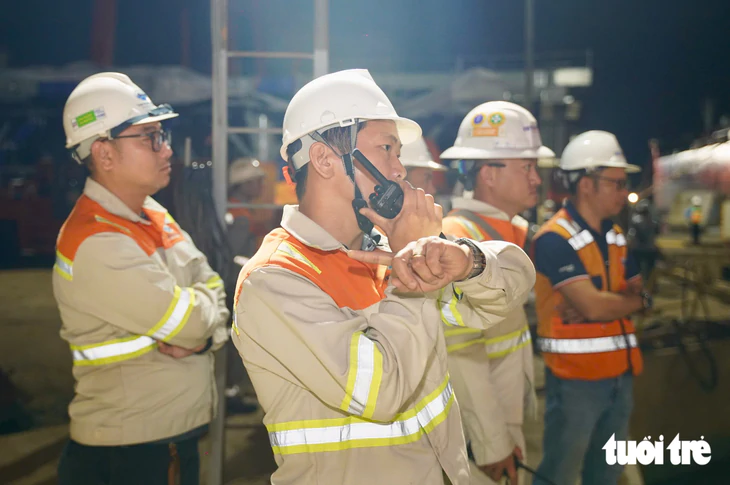 Đang lai dắt nhịp cầu đi bộ 3.400 tấn về Bến Bạch Đằng: Tàu đi qua vịnh Gành Rái - Ảnh 13.