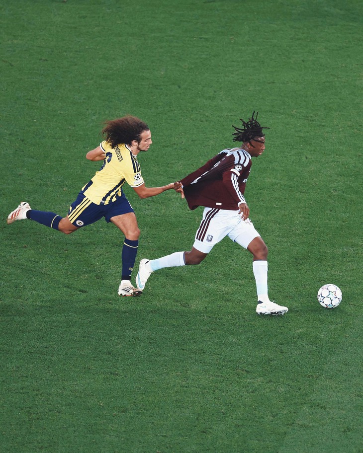 Aston Villa quảng bá áo đấu theo cách không ai ngờ tới - Ảnh 1.