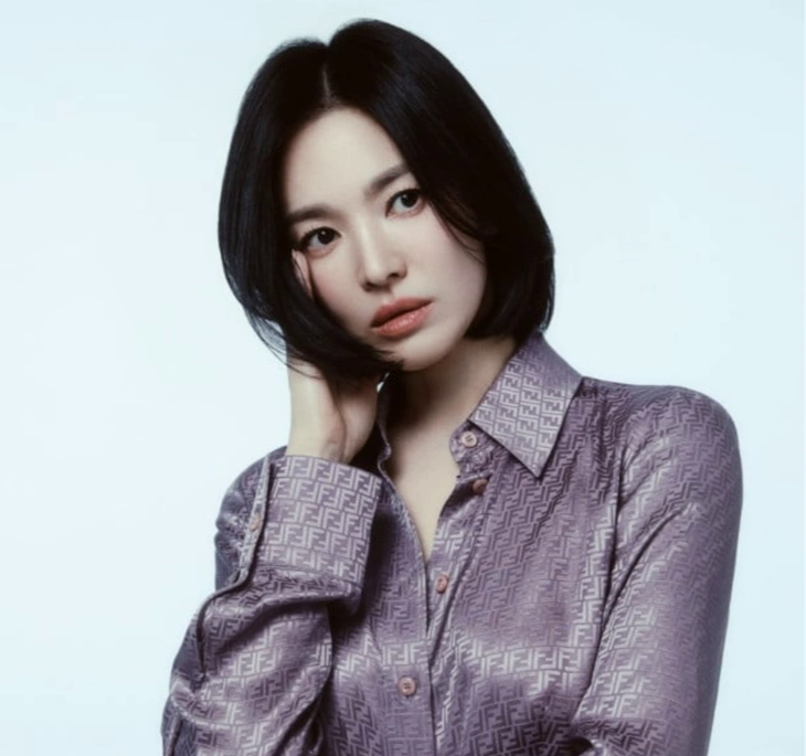 8 phong cách thời trang của Song Hye Kyo, khẳng định vị thế nữ hoàng tối giản thanh lịch - Ảnh 1.