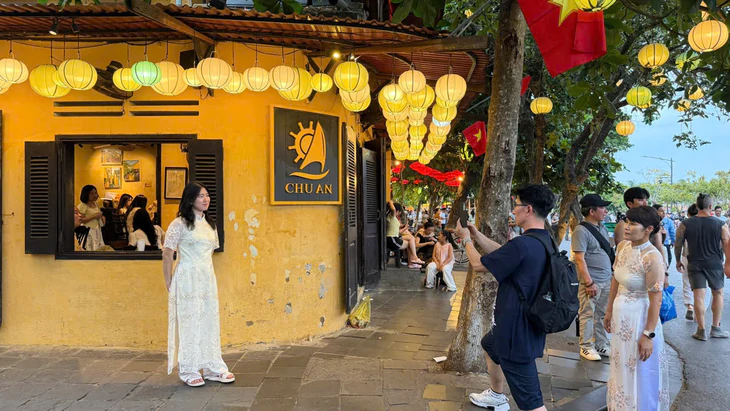 Vì sao 4-5 triệu lượt khách tham quan mỗi năm nhưng chỉ khoảng 1/3 người mua vé vào phố cổ Hội An? - Ảnh 2.