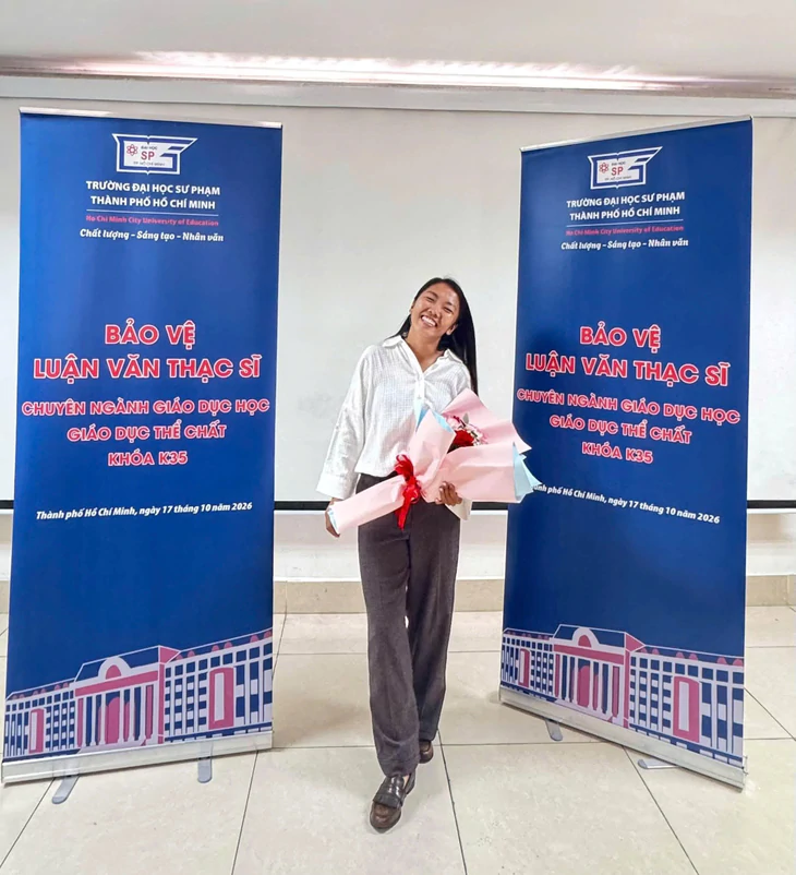 Quả bóng vàng Huỳnh Như thạc sĩ - Ảnh 1.