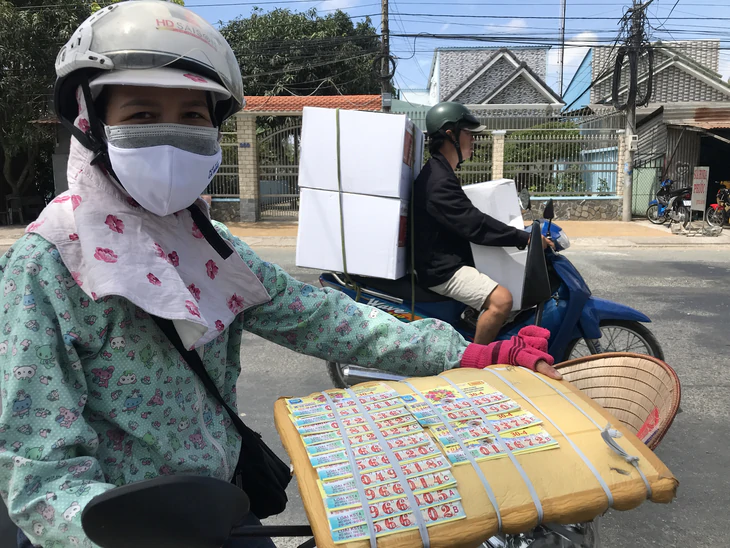 Cấm bán vé số cho người dưới 18 tuổi: Đại lý, người bán dạo băn khoăn lẫn lo lắng - Ảnh 3.