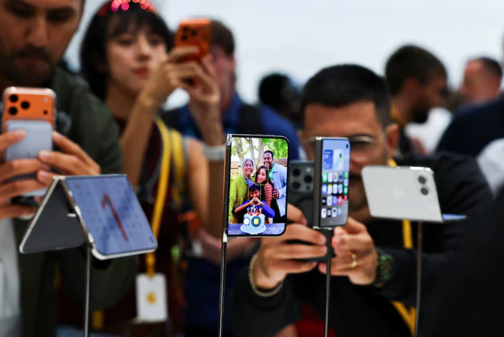 iPhone gập giá 2.000 USD vừa mở bán đã phải hẹn giao đến năm sau - Ảnh 1.