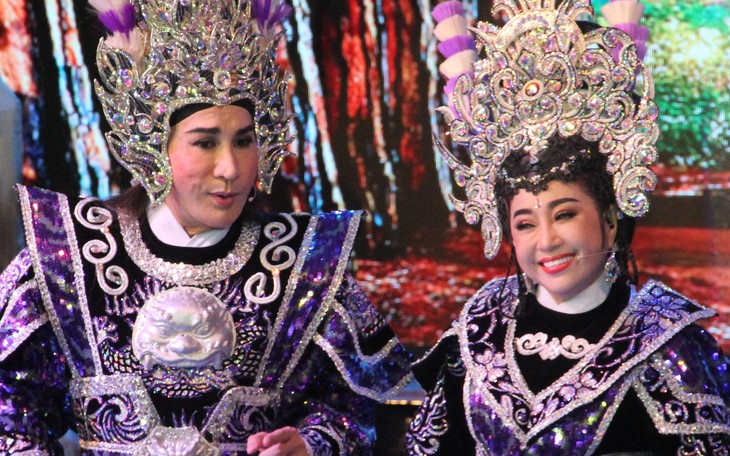 Cả ngàn khán giả hát mừng sinh nhật trong live show kéo dài đến rạng sáng hôm sau của Kim Tử Long - Ảnh 6.
