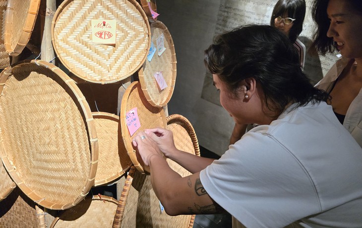 Triển lãm Mẹ Là _Mother Installation: 'cây roi mây' và 'chiến binh' - Ảnh 2.