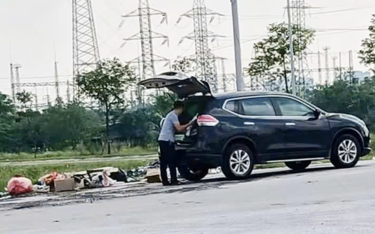 Công an làm việc người lái ô tô đi bỏ rác bên đường, sẽ phạt 1 - 2 triệu đồng - Ảnh 3.