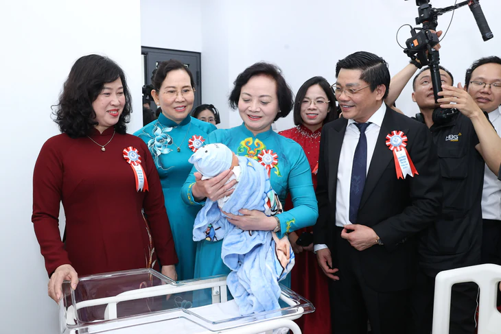 Tin tức sáng 18-10: Xuất nhập khẩu lần đầu vượt ngưỡng 1.000 tỉ đô; Khai trương cơ sở 2 Bệnh viện Phụ sản Trung ương - Ảnh 2.