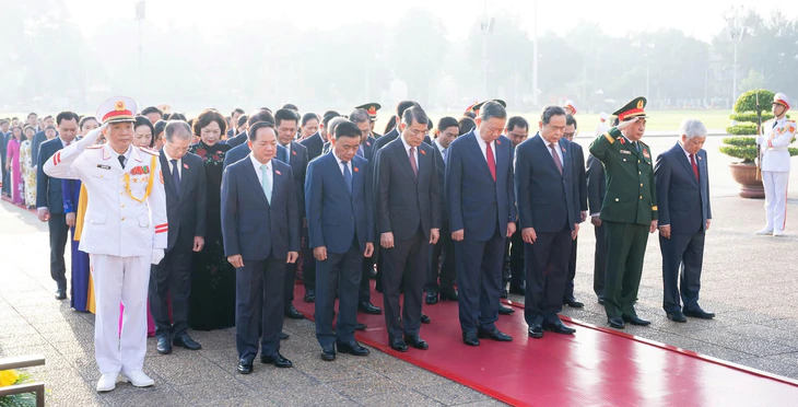 Lãnh đạo Đảng, Nhà nước, đại biểu Quốc hội vào lăng viếng Chủ tịch Hồ Chí Minh - Ảnh 1.