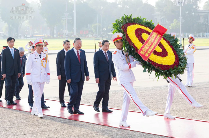 Lãnh đạo Đảng, Nhà nước, đại biểu Quốc hội vào lăng viếng Chủ tịch Hồ Chí Minh - Ảnh 2.