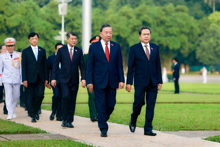 Lãnh đạo Đảng, Nhà nước, đại biểu Quốc hội vào lăng viếng Chủ tịch Hồ Chí Minh - Ảnh 3.