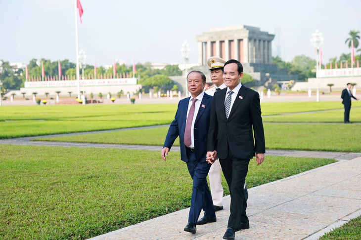 Lãnh đạo Đảng, Nhà nước, đại biểu Quốc hội vào lăng viếng Chủ tịch Hồ Chí Minh - Ảnh 5.