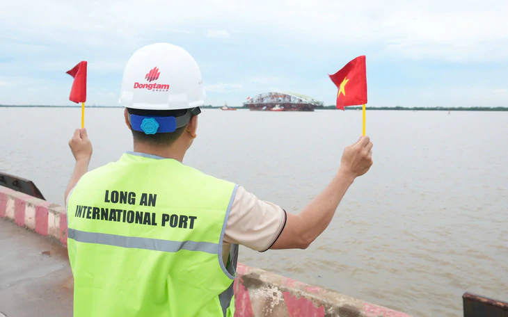 Hơn 18h, đoàn lai vòm thép 3.400 tấn đã dừng nghỉ tại cầu phao ở Cần Giờ an toàn - Ảnh 2.