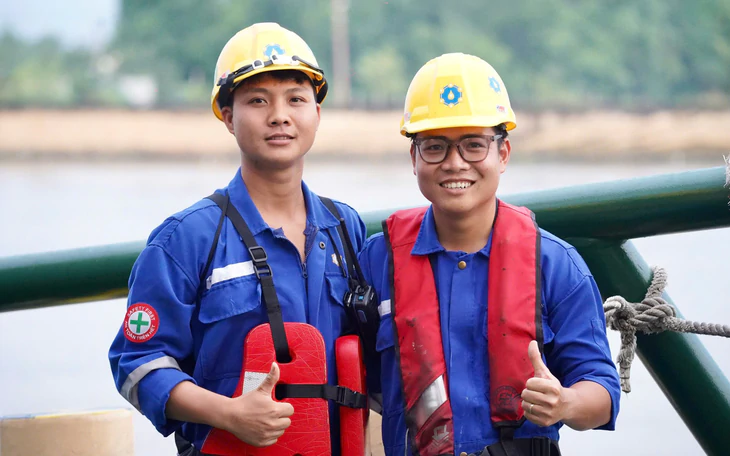 Lai dắt nhịp cầu đi bộ 3.400 tấn về Bến Bạch Đằng: Bắt đầu rời phao SR5, tiến về trung tâm TP.HCM - Ảnh 11.