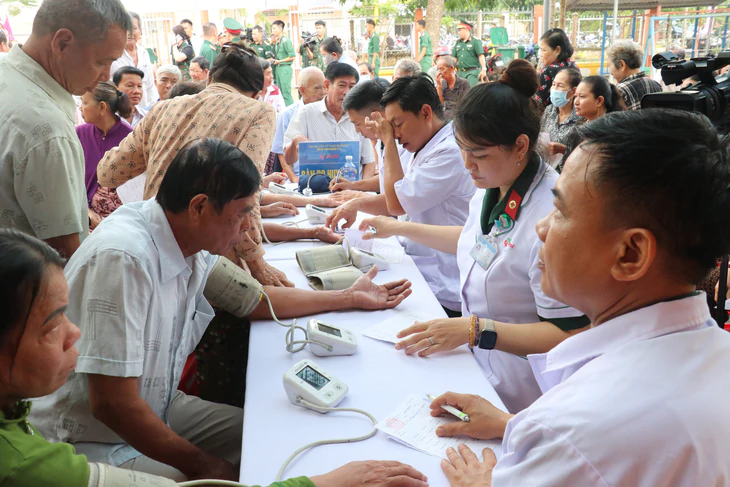 Nhiều chương trình an sinh xã hội trong ngày truyền thống 80 năm Cơ quan chính trị Quân khu 8 - Ảnh 3.