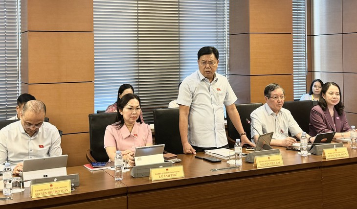 Bộ trưởng Bộ Nội vụ giải đáp việc có tiếp tục sáp nhập xã, phường - Ảnh 1.