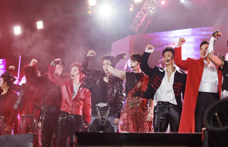 Hà An Huy và dàn anh tài thi nhau đu dây trong concert, fan bảo 'đáng từng đồng tiền vé' - Ảnh 1.