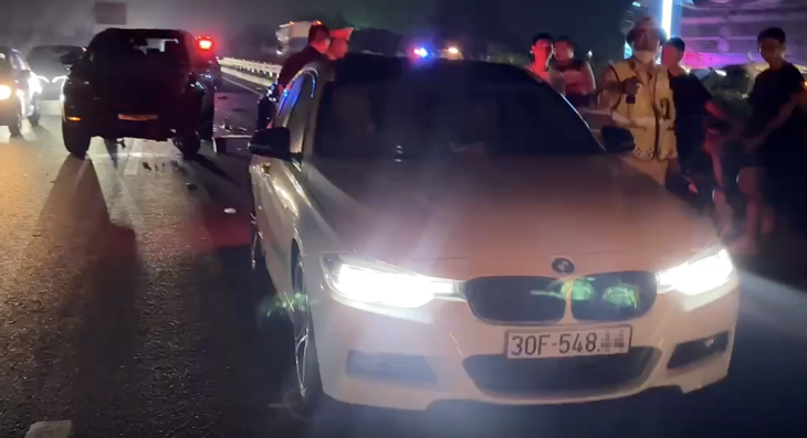 Ô tô BMW bị tông liên hoàn do xe phía sau không giữ khoảng cách an toàn, cao tốc về Hà Nội ùn dài 10km - Ảnh 1.
