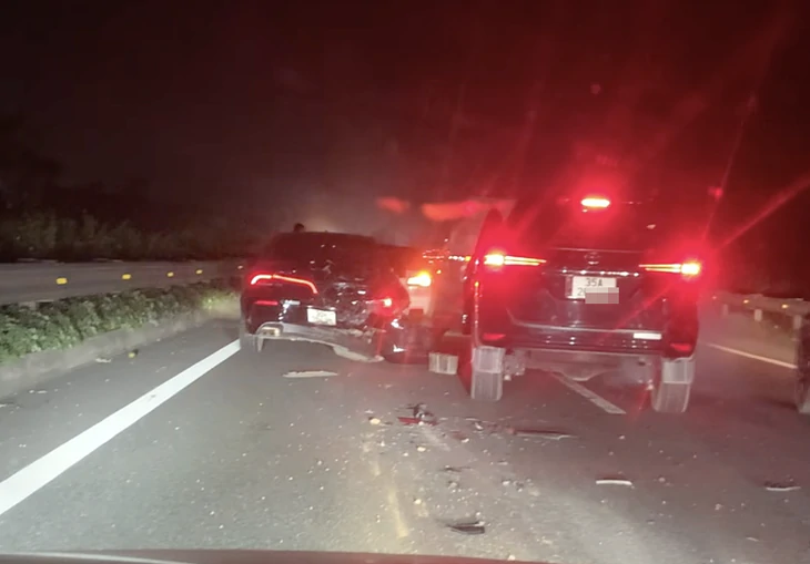 Ô tô BMW bị tông liên hoàn do xe phía sau không giữ khoảng cách an toàn, cao tốc về Hà Nội ùn dài 10km - Ảnh 2.