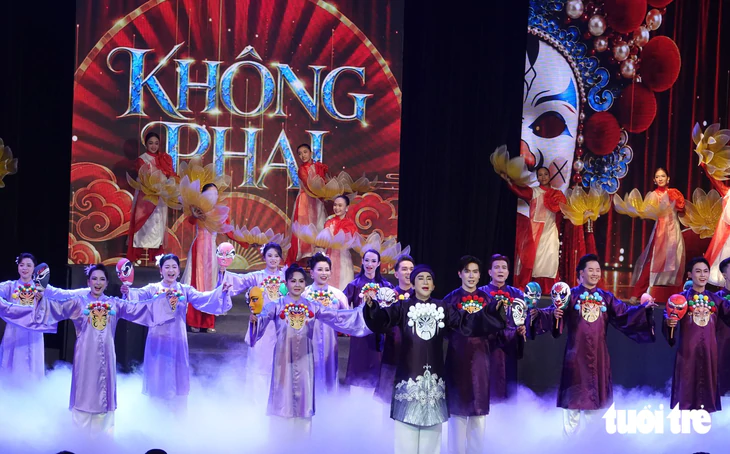 Cả ngàn khán giả hát mừng sinh nhật trong live show kéo dài đến rạng sáng hôm sau của Kim Tử Long - Ảnh 1.