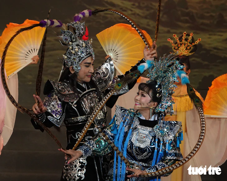 Cả ngàn khán giả hát mừng sinh nhật trong live show kéo dài đến rạng sáng hôm sau của Kim Tử Long - Ảnh 2.
