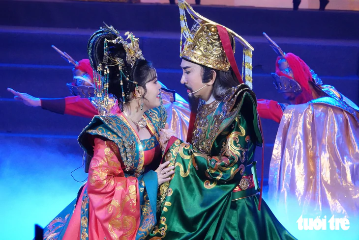Cả ngàn khán giả hát mừng sinh nhật trong live show kéo dài đến rạng sáng hôm sau của Kim Tử Long - Ảnh 3.