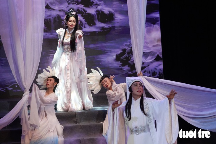 Cả ngàn khán giả hát mừng sinh nhật trong live show kéo dài đến rạng sáng hôm sau của Kim Tử Long - Ảnh 4.