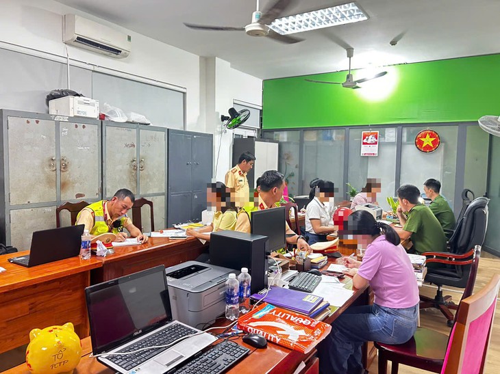 Ngồi bệt giữa khúc cua trên đèo Hải Vân để tạo dáng chụp ảnh, 6 phụ nữ bị xử lý - Ảnh 1.