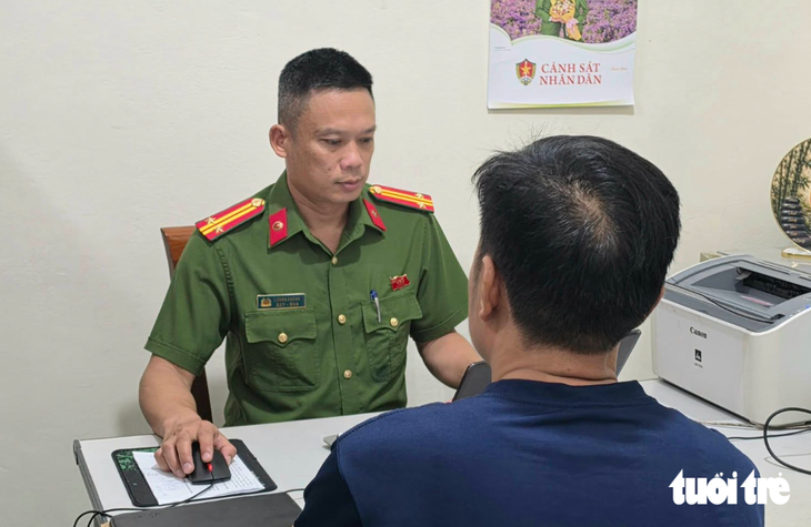 Công an làm việc người lái ô tô đi bỏ rác bên đường, sẽ phạt 1 - 2 triệu đồng - Ảnh 1.