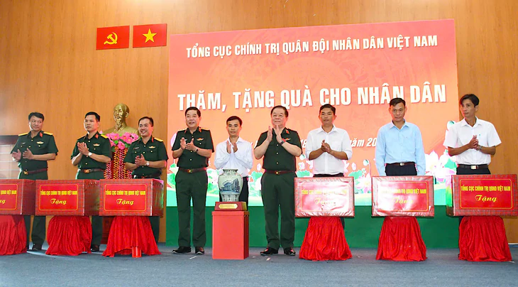 Nhiều chương trình an sinh xã hội trong ngày truyền thống 80 năm Cơ quan chính trị Quân khu 8 - Ảnh 2.