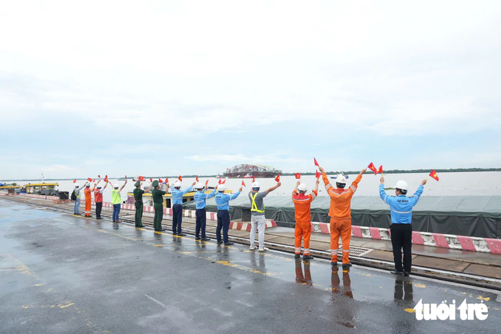 Đoàn lai dắt vòm thép cầu đi bộ qua sông Sài Gòn đi được 65km, đã đến cảng quốc tế Long An - Ảnh 2.