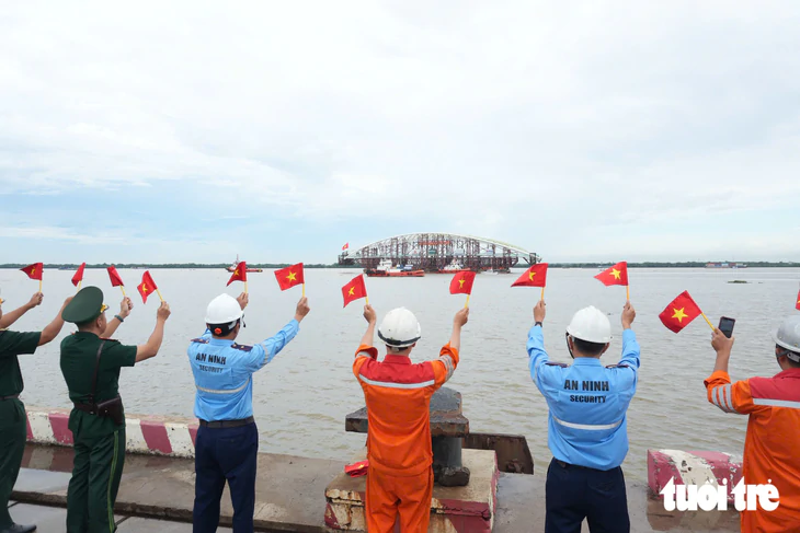 Đoàn lai dắt vòm thép cầu đi bộ qua sông Sài Gòn đi được 65km, đã đến cảng quốc tế Long An - Ảnh 3.