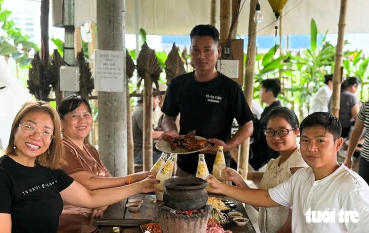 Bò nhúng lá chúc, gà đốt vùng Bảy Núi An Giang ngon hết sảy - Ảnh 3.