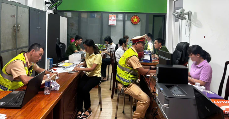6 phụ nữ ngồi bệt ở khúc cua ‘tử thần’ trên đèo Hải Vân chụp ảnh: Mức phạt có đủ sức răn đe? - Ảnh 3.