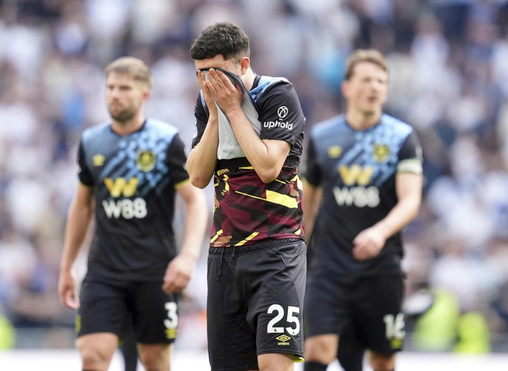CĐV mòn mỏi chờ Burnley có chiến thắng trên sân nhà - Ảnh 1.